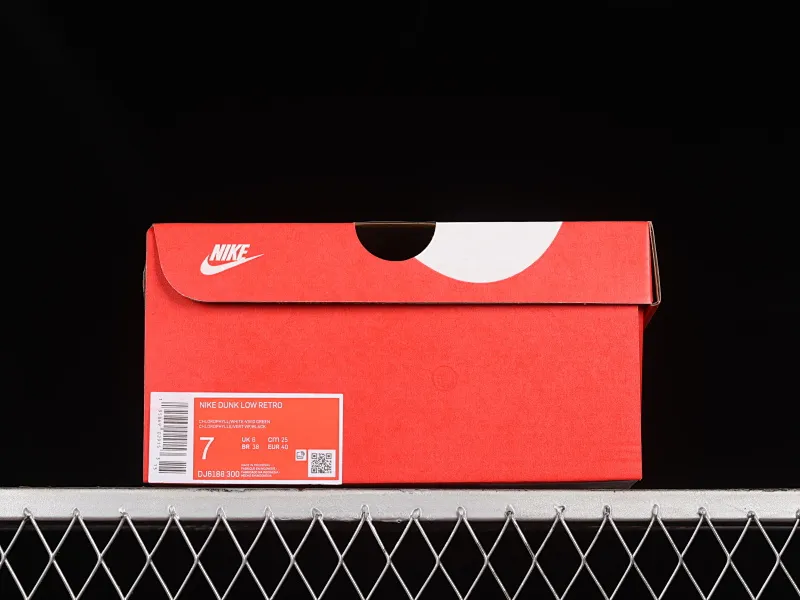 All categories Nk SB Dunk Series Nk SB Dunk Low low-top sneakers F version Nk SB Dunk Low "Green White" SB Dunk Series low-top casual sports skateboard shoes DJ6188-300